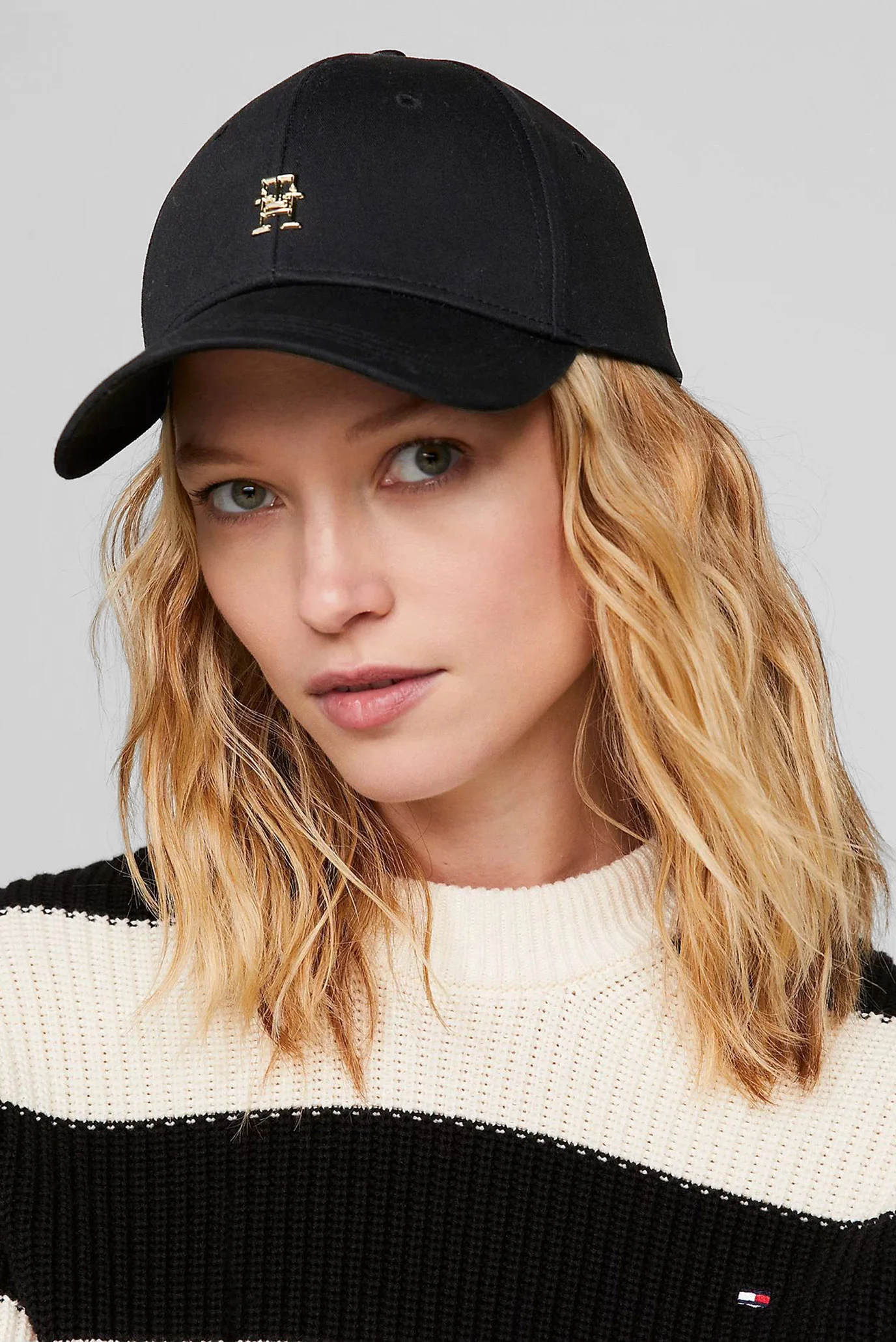 ままうか Женская черная кепка ESSENTIAL CHIC CAP Tommy Hilfiger AW0AW15772