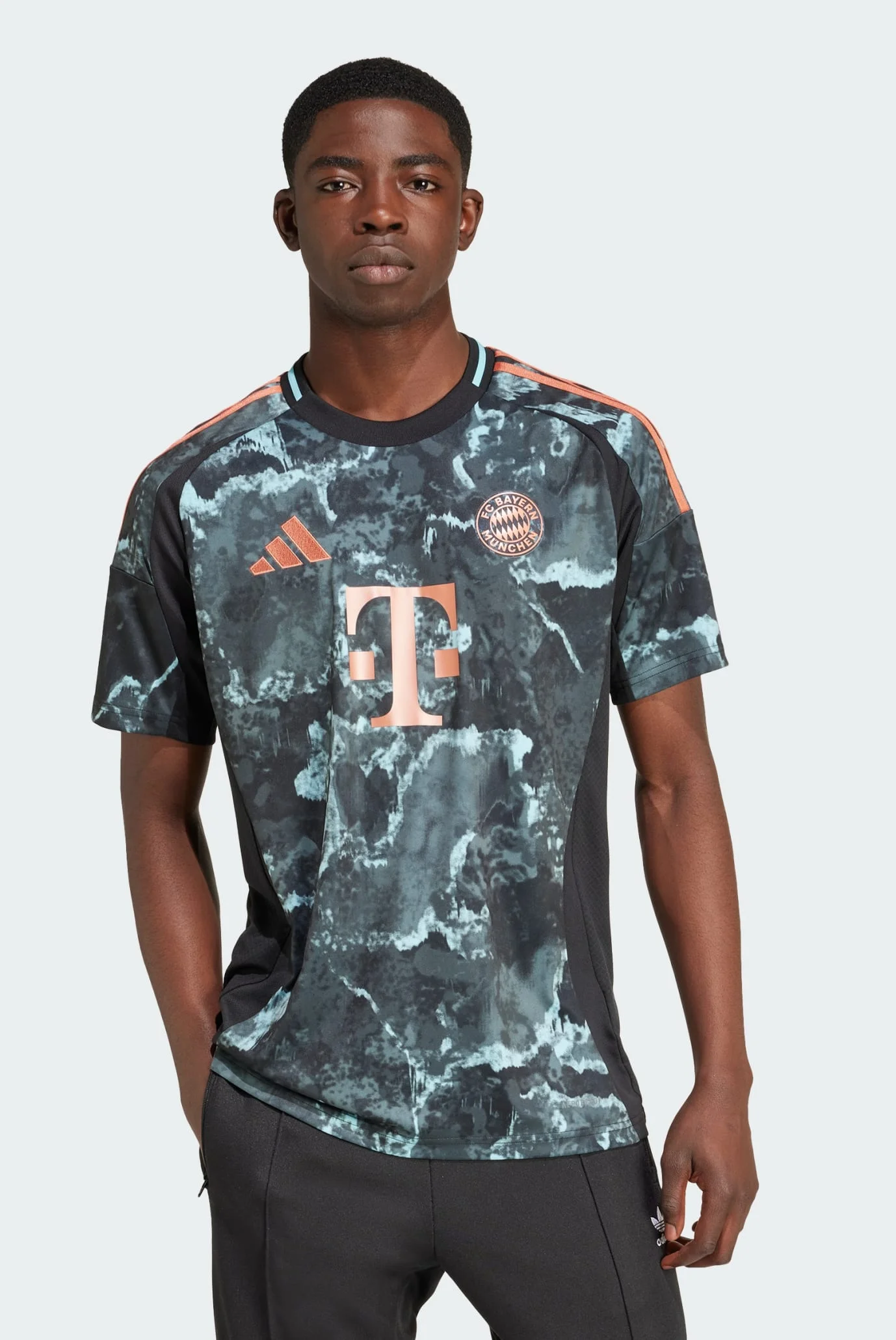 muzhskaya-futbolka-fc-bayern-
