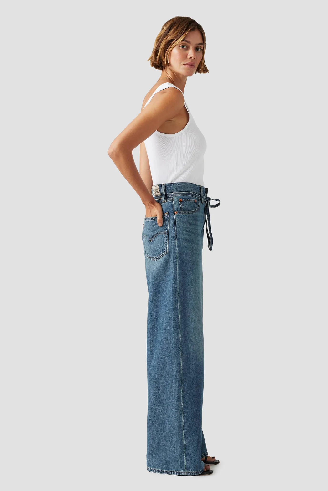 zhinochi-syni-dzhynsy-levis-