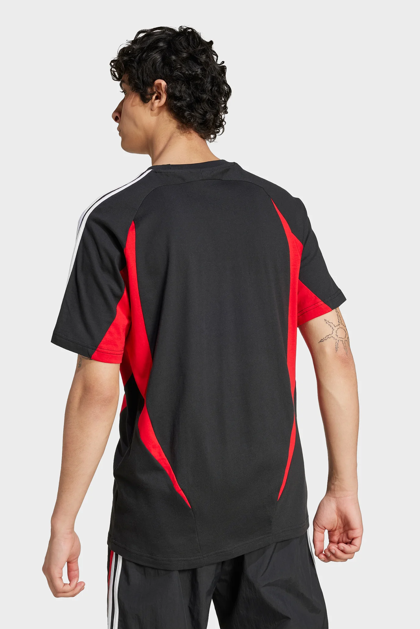 Мужская черная футболка Archive T-Shirt adidas IX9648 — MD-Fashion